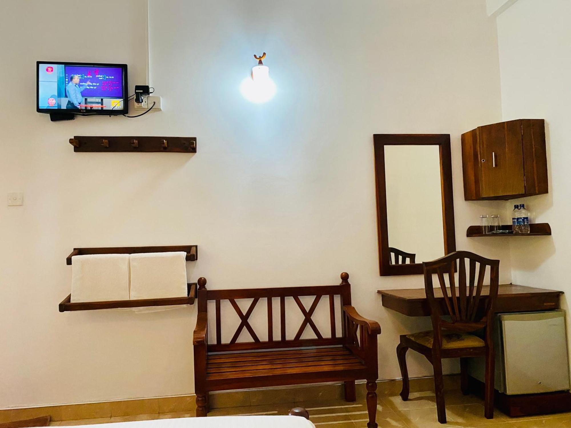 Montana Rest Hotel Anuradhapura Bagian luar foto